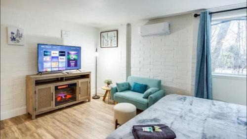 Rochester Apartment | Newly Renovated Bright Studio