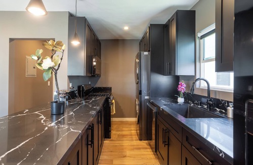 Los Angeles House | NEWLY Renovated bungalow with *FREE parking*!