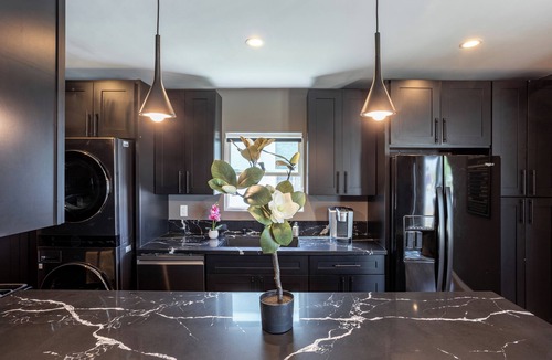 Los Angeles House | NEWLY Renovated bungalow with *FREE parking*!