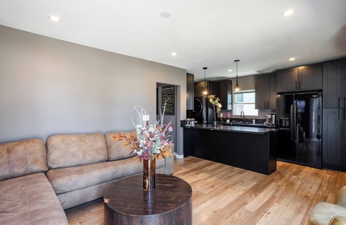 Los Angeles House | NEWLY Renovated bungalow with *FREE parking*!