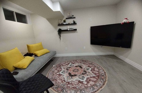 Richmond Hill House | Newly renovated stylish 3B3B basement suite with full kitchen