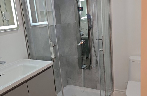Richmond Hill House | Newly renovated stylish 3B3B basement suite with full kitchen