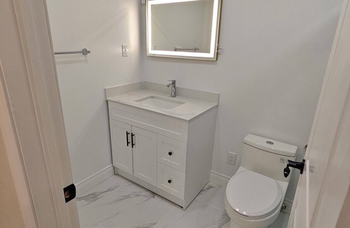 Richmond Hill House | Newly renovated stylish 3B3B basement suite with full kitchen