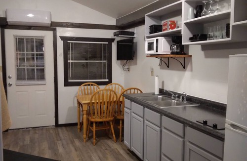 Palestine Cabin | Newly Renovated Cabin at The Ranch at Walston Springs