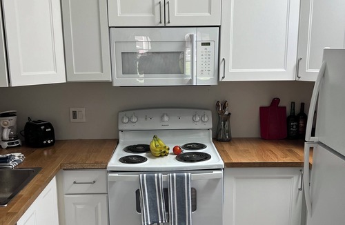 Hyannis House | Newly Renovated Cape Cod Retreat: Beach & Melody Tent Steps Away!