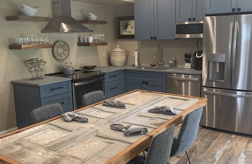 Ansonborough Apartment | Newly renovated carriage house walking distance to King Street, parks, and more!