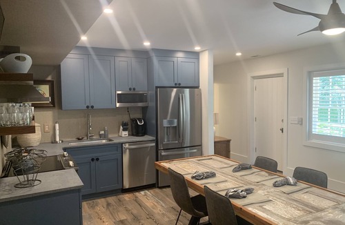 Ansonborough Apartment | Newly renovated carriage house walking distance to King Street, parks, and more!