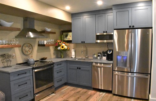 Ansonborough Apartment | Newly renovated carriage house walking distance to King Street, parks, and more!