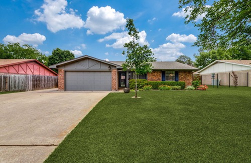 Grapevine House | Newly Renovated! - Charming Chaparral