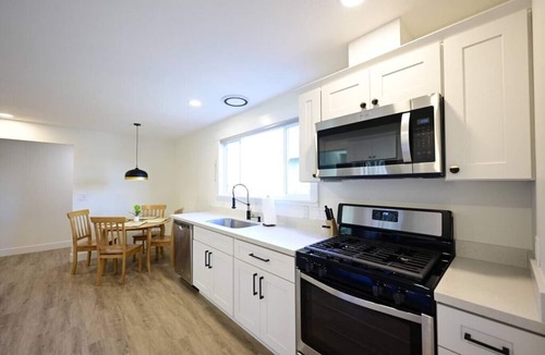 Grant Apartment | Newly Renovated! - Classy Downstairs Flat