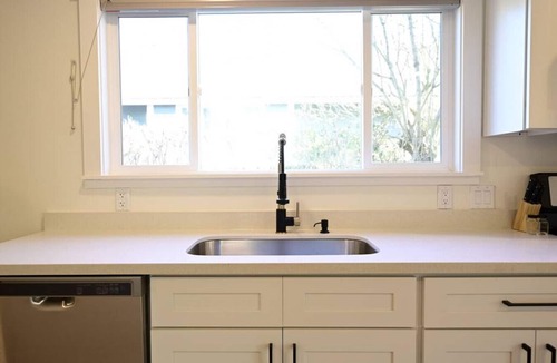 Grant Apartment | Newly Renovated! - Classy Downstairs Flat