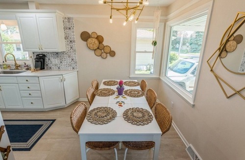 Urbandale House | Newly Renovated Clean & Cozy 4 Queen Beds Perfect for Small groups