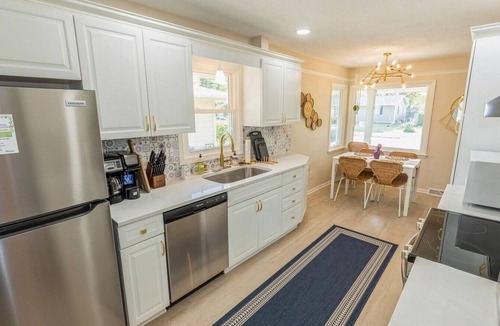 Urbandale House | Newly Renovated Clean & Cozy 4 Queen Beds Perfect for Small groups