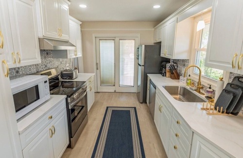 Urbandale House | Newly Renovated Clean & Cozy 4 Queen Beds Perfect for Small groups