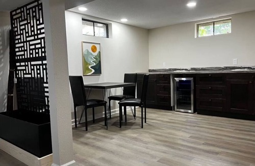 Urbandale House | Newly Renovated Clean & Cozy 4 Queen Beds Perfect for Small groups