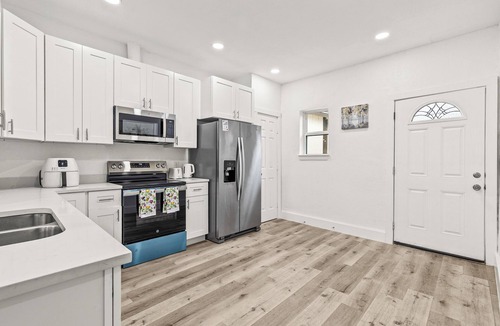 Northwest Los Angeles Heights House | Newly Renovated Close to Med Ctr & Downtown + MTR