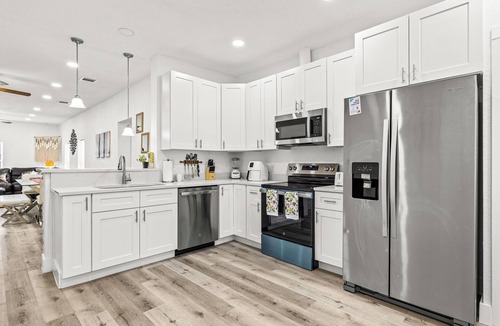 Northwest Los Angeles Heights House | Newly Renovated Close to Med Ctr & Downtown + MTR
