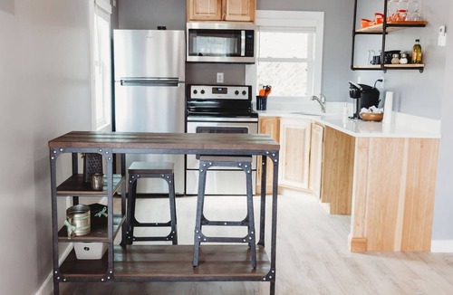 Kent Cottage | Newly Renovated Cottage on Oak Orchard Creek