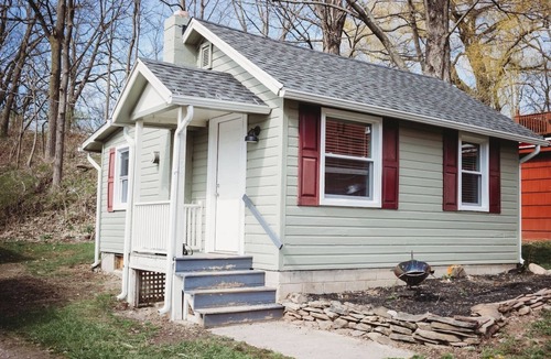Kent Cottage | Newly Renovated Cottage on Oak Orchard Creek