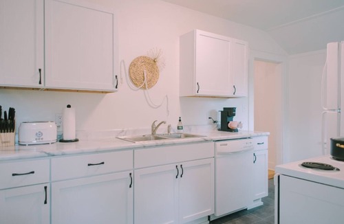 Crosby House | Newly Renovated Cozy 3 Bed, Bike Trails, Shopping, Food, Near Lake, Near Park!