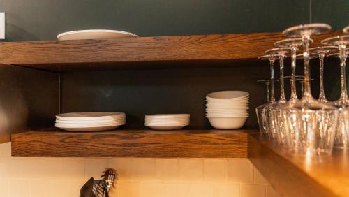 Negreet House | Newly Renovated, Cozy Mid-Lake Cabin Sleeps 10
