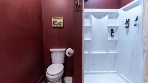 Negreet House | Newly Renovated, Cozy Mid-Lake Cabin Sleeps 10