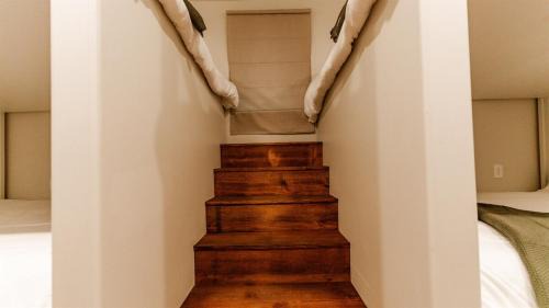Negreet House | Newly Renovated, Cozy Mid-Lake Cabin Sleeps 10
