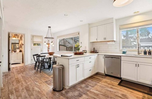 Downtown Cannon Beach House | Newly Renovated+Fire Table+Steps from Cannon Beach