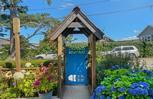 Downtown Cannon Beach House | Newly Renovated+Fire Table+Steps from Cannon Beach