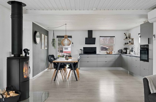 Hvalpsund House | Newly renovated holiday home 150 m from fjord
