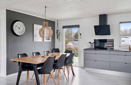 Hvalpsund House | Newly renovated holiday home 150 m from fjord