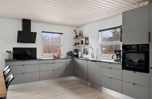 Hvalpsund House | Newly renovated holiday home 150 m from fjord