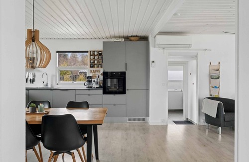 Hvalpsund House | Newly renovated holiday home 150 m from fjord