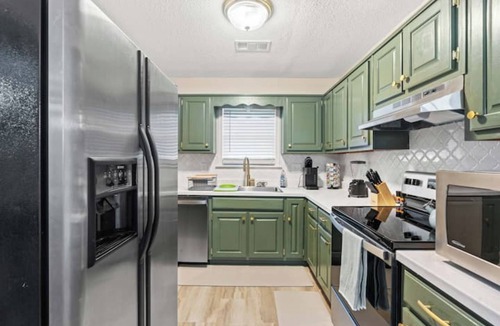 Brighton House | Newly Renovated "Home Away From Home" nA spacious, modernized 4-bedroom home.