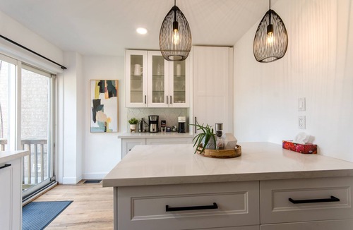 East Danforth House | Newly renovated home steps to transit, 10mins to beach & 25mins to downtown