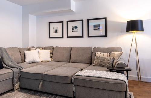 East Danforth House | Newly renovated home steps to transit, 10mins to beach & 25mins to downtown