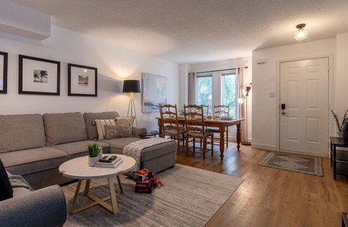 East Danforth House | Newly renovated home steps to transit, 10mins to beach & 25mins to downtown