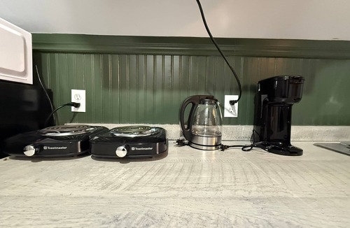 London Apartment | Newly Renovated Loft Prime Location Free Parking & Washer/Dryer