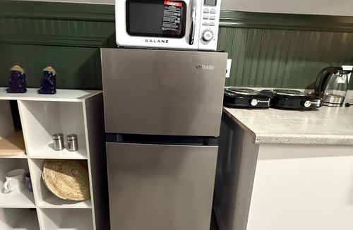 London Apartment | Newly Renovated Loft Prime Location Free Parking & Washer/Dryer