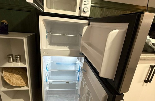 London Apartment | Newly Renovated Loft Prime Location Free Parking & Washer/Dryer