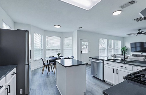 The Colony House | Newly Renovated Luxury 5BR – Family & Game Room