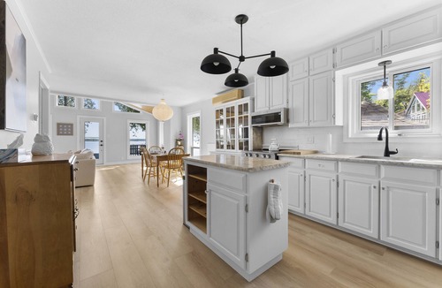 Pembroke Cottage | Newly renovated luxury cottage right on water with private beach