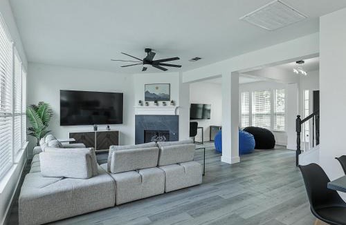 The Colony House | Newly Renovated Luxury 5BR Spacious, Stylish, Family-Ready