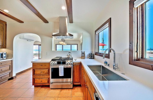 Mission Beach House | Newly Renovated Oceanfront 8BD/2 Houses w/AC Hot Tub Firepit & Huge Rooftop Deck!