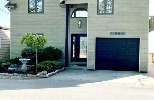 Leamington House | Newly Renovated! Paradise Point Lake House