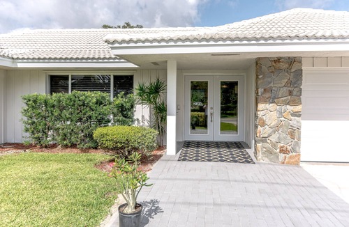 Tequesta House | Newly Renovated Pool Home on Golf Course