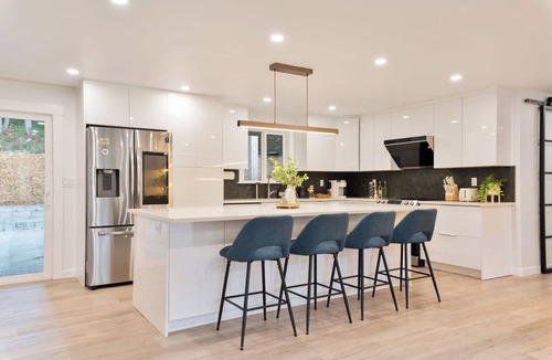 East Renton Highlands House | Newly Renovated/PoolTable/Fire Pit/BBQ/AC/Private