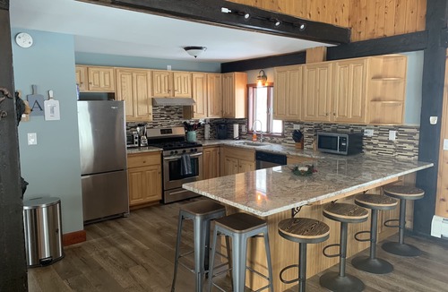 Belmont Ski Chalet | Newly Renovated Rustic style home w/luxury bathrooms & mountain views, Sereni