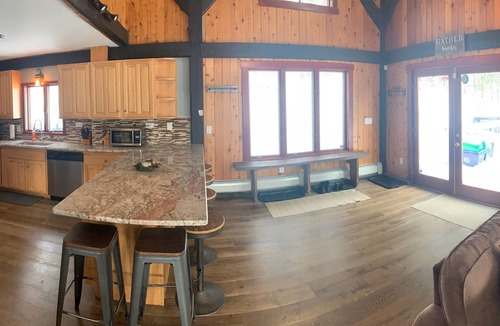 Belmont Ski Chalet | Newly Renovated Rustic style home w/luxury bathrooms & mountain views, Sereni