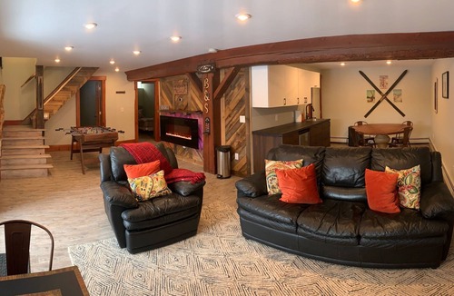 Belmont Ski Chalet | Newly Renovated Rustic style home w/luxury bathrooms & mountain views, Sereni